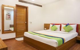 Hotel The Pearl Near Blk Hospital